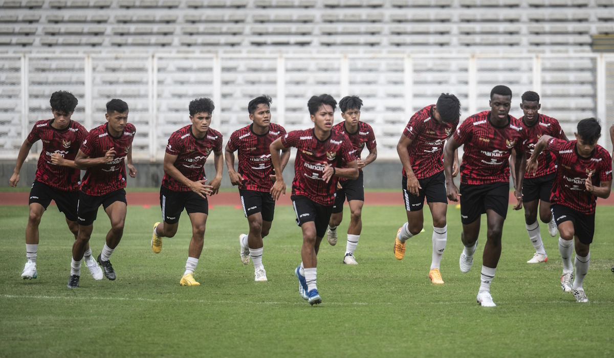 Sejumlah pesepak bola Timnas U-19 Indonesia melakukan pemanasan saat mengikuti latihan di Stadion Madya, kompleks GBK