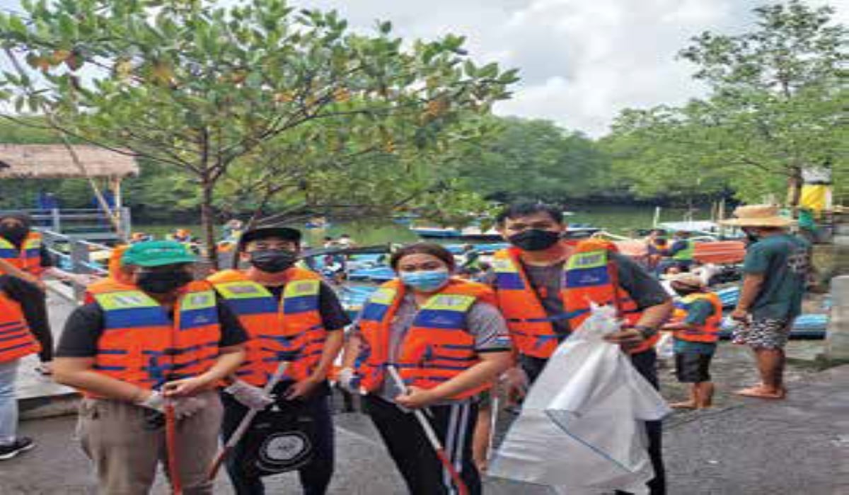 Kegiatan membersihkan sampah di kawasan mangrove.