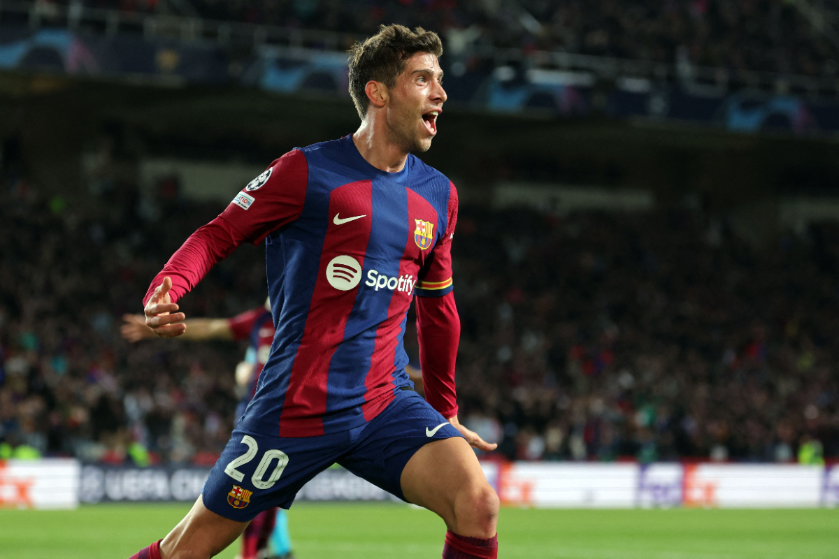 Gelandang Spanyol Barcelona #20 Sergi Roberto merayakan gol yang dicetak oleh penyerang Barcelona asal Polandia #09 Robert Lewandowski selam