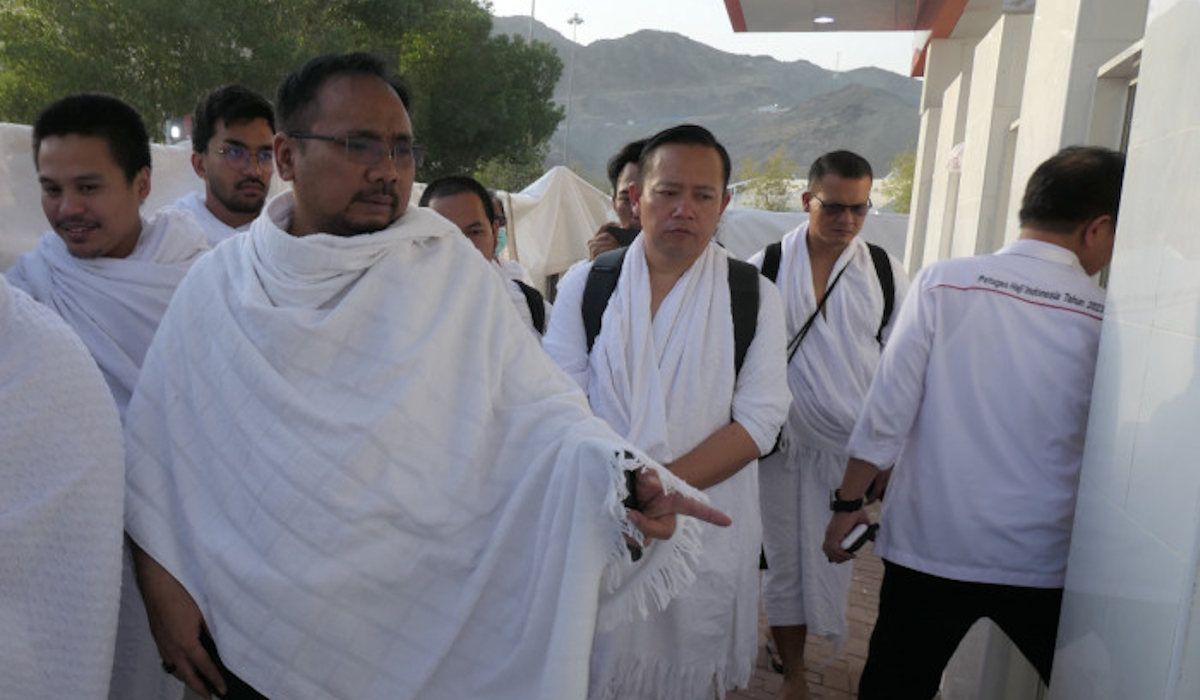 Menteri Agama Yaqut Cholil Qoumas (kedua kiri) meninjau fasilitas untuk jamaah sebelum mengikuti pelaksanaan wukuf di Arafah, Arab Saudi