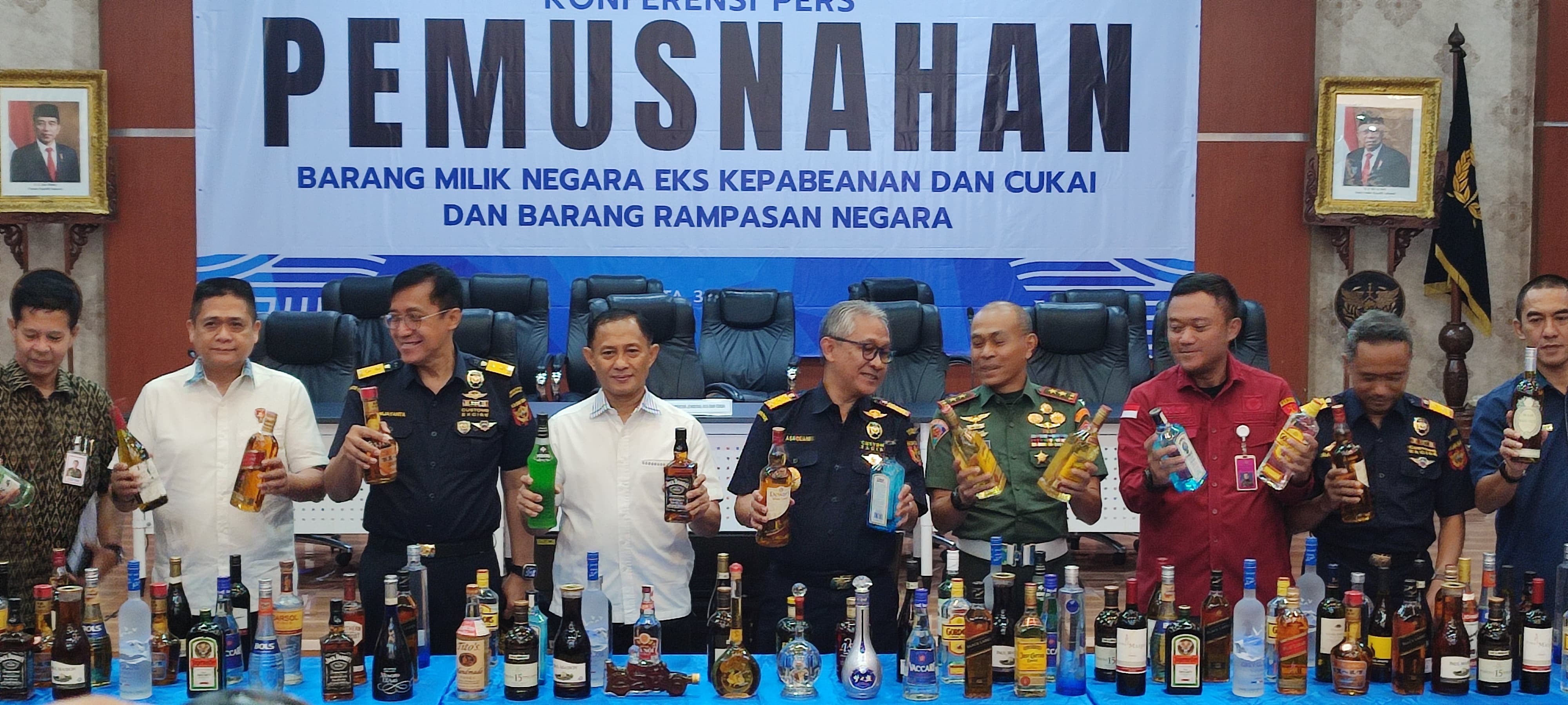 Bea Cukai Musnahkan Rokok dan Miras llegal Senilai Rp165 Miliar