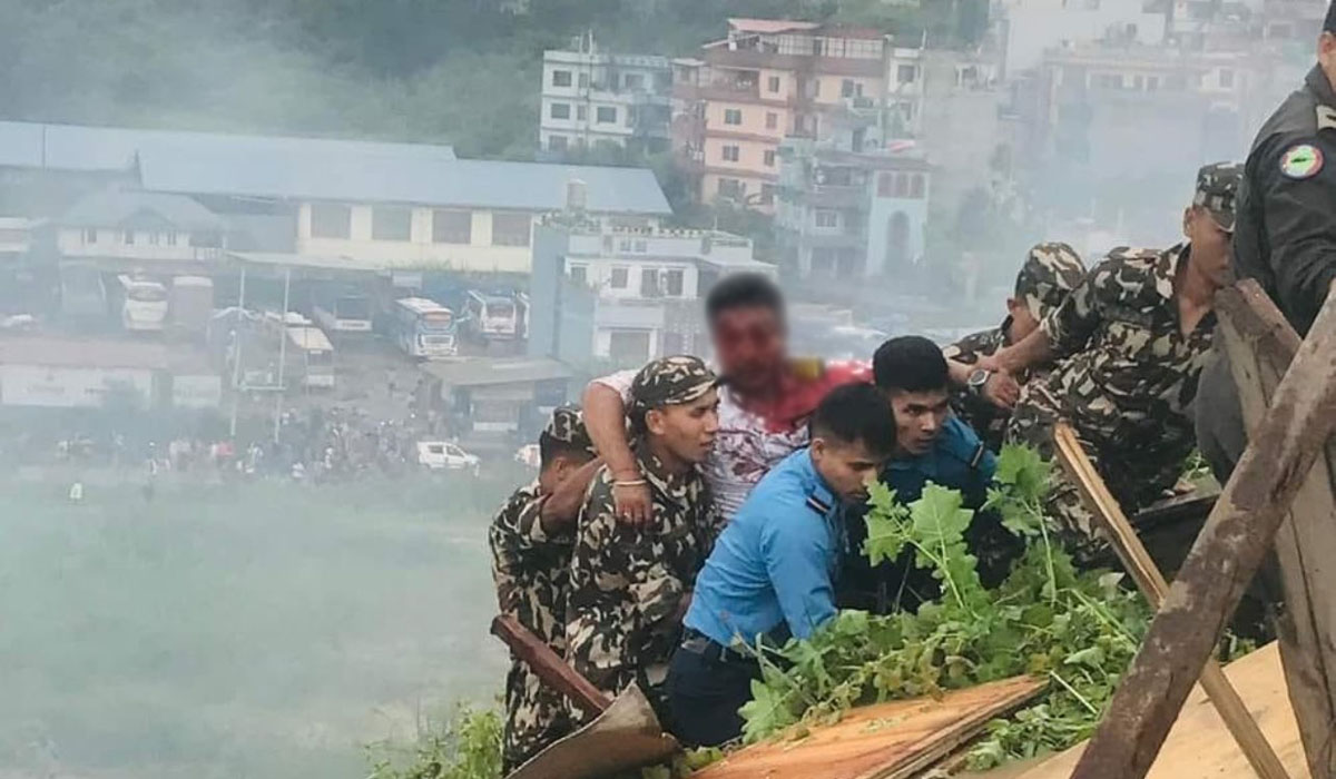 Kapten Manish Ratna Shakya, satu-satunya korban yang selamat dari kecelakaan pesawat di Bandara Kathmandu, berhasil diselamatkan 