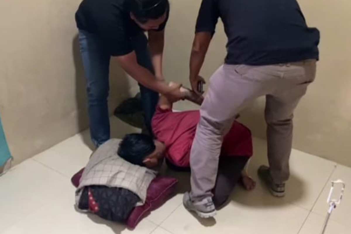 Pelaku pengedar ganja, Panji, 27 saat diringkus petugas Polres Brebes, di dalam kamar rumahnya di Desa Karangsari, Kecamatan Bulakamba, Breb