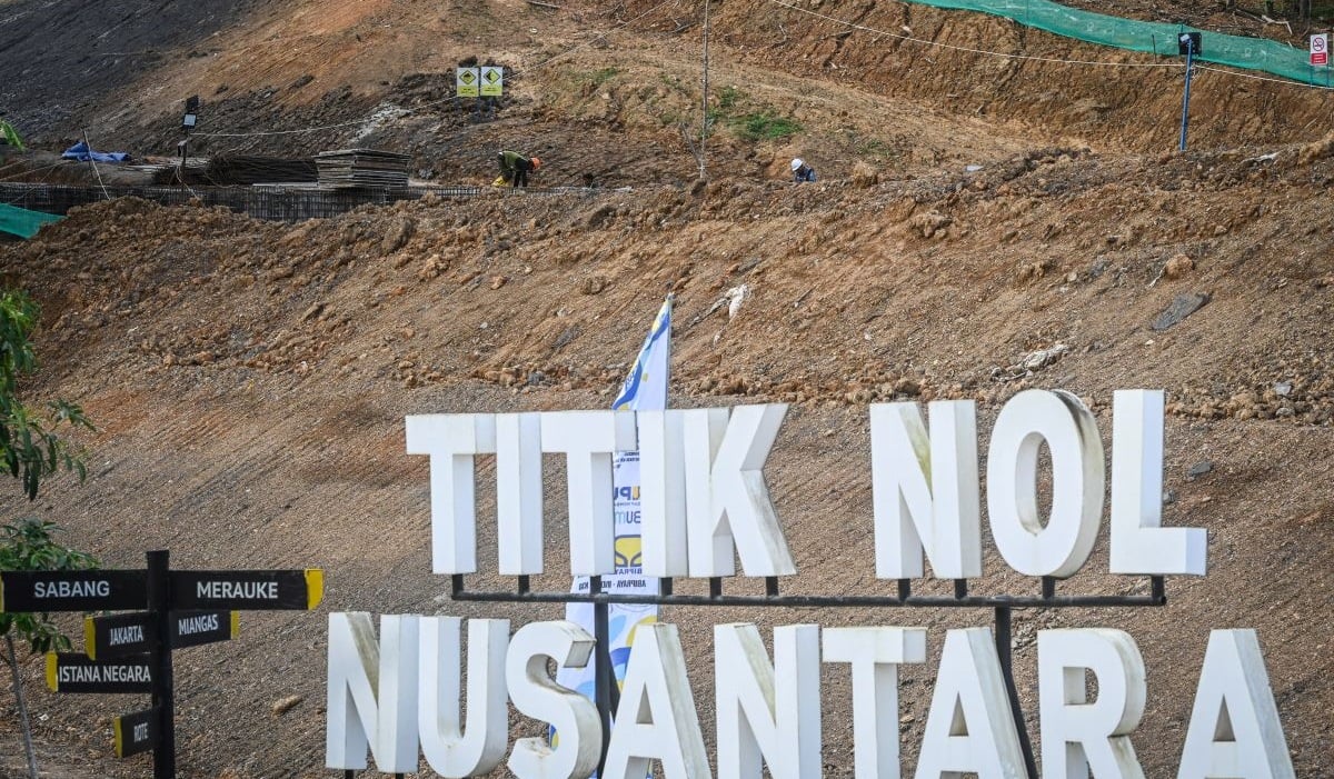 Pekerja menyelesaikan pembangunan di Kawasan Inti Pusat Pemerintahan (KIPP) Ibu Kota Nusantara (IKN), Kabupaten Penajam Paser Utara.