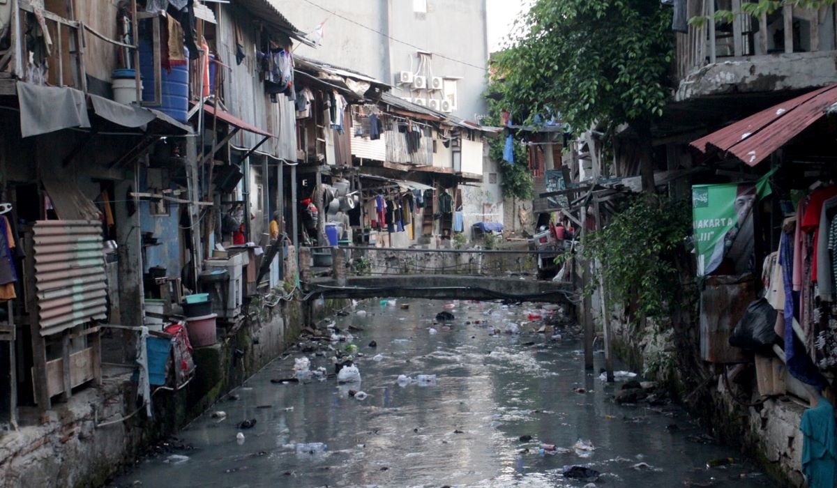 Suasana perkampungan padat penduduk di kawasan Kebon Kacang, Tanah Abang, Jakarta, Kamis (27/6/2024).