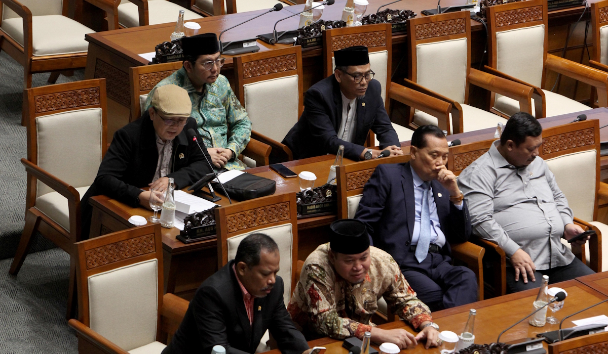 Anggota DPR Fraksi Partai Keadilan Sejahtera (PKS) Aus Nur Hidayat (kiri) menyampaikan interupsi