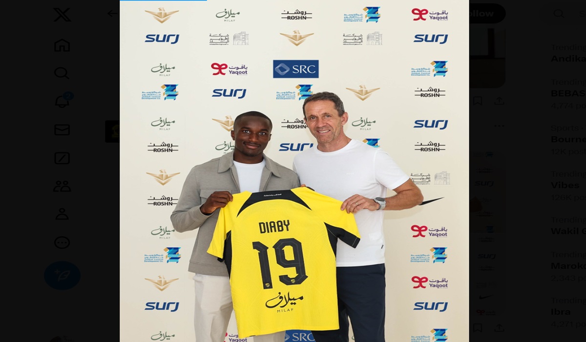 Moussa Diaby (kiri) usai meneken kontrak bersama klub Liga Arab Saudi Al Ittihad