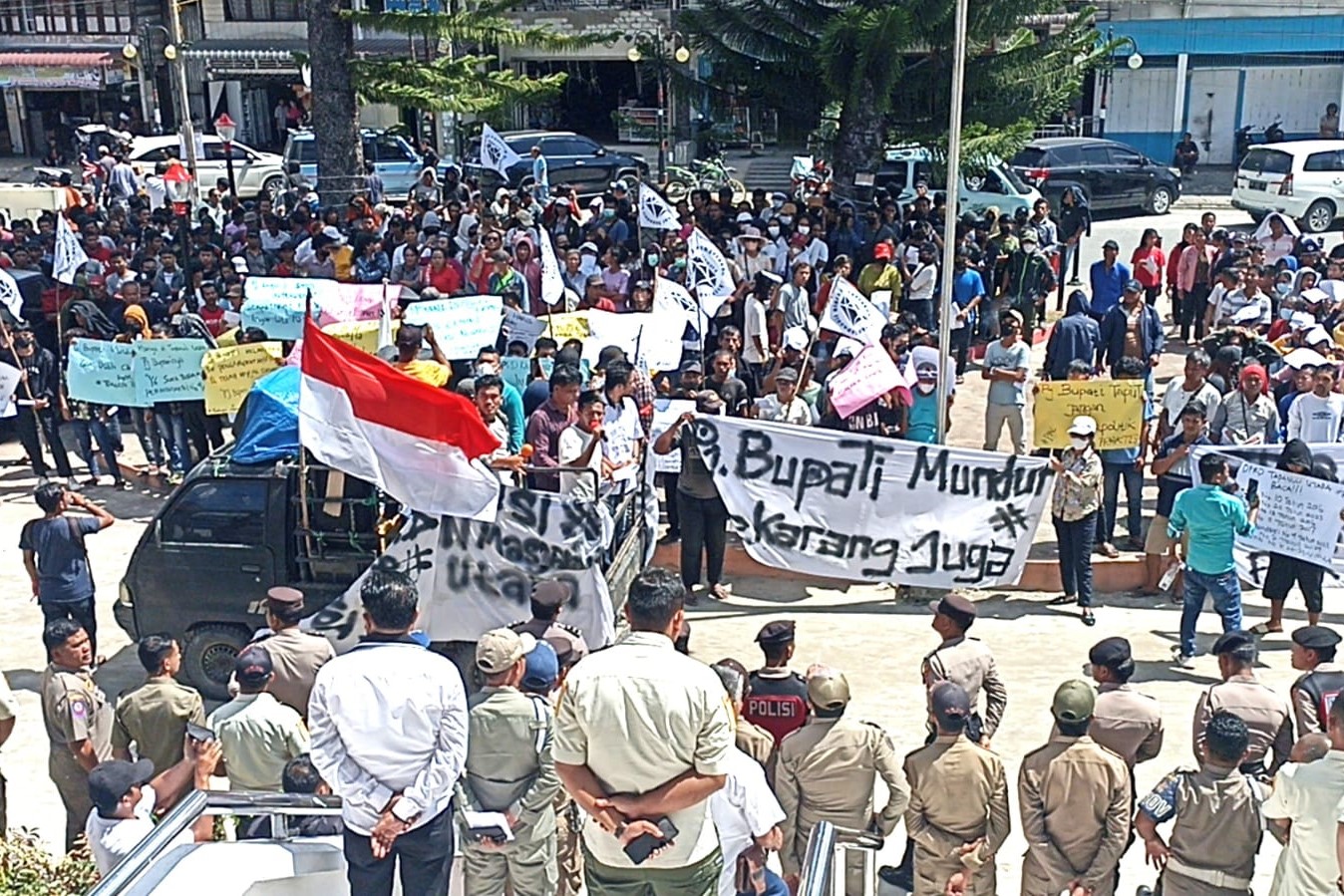 Ratusan warga yang tergabung dalam Aliansi Permata saat berdemonstrasi di depan kantor DPRD Tapanuli Utara, Senin (1/7). 