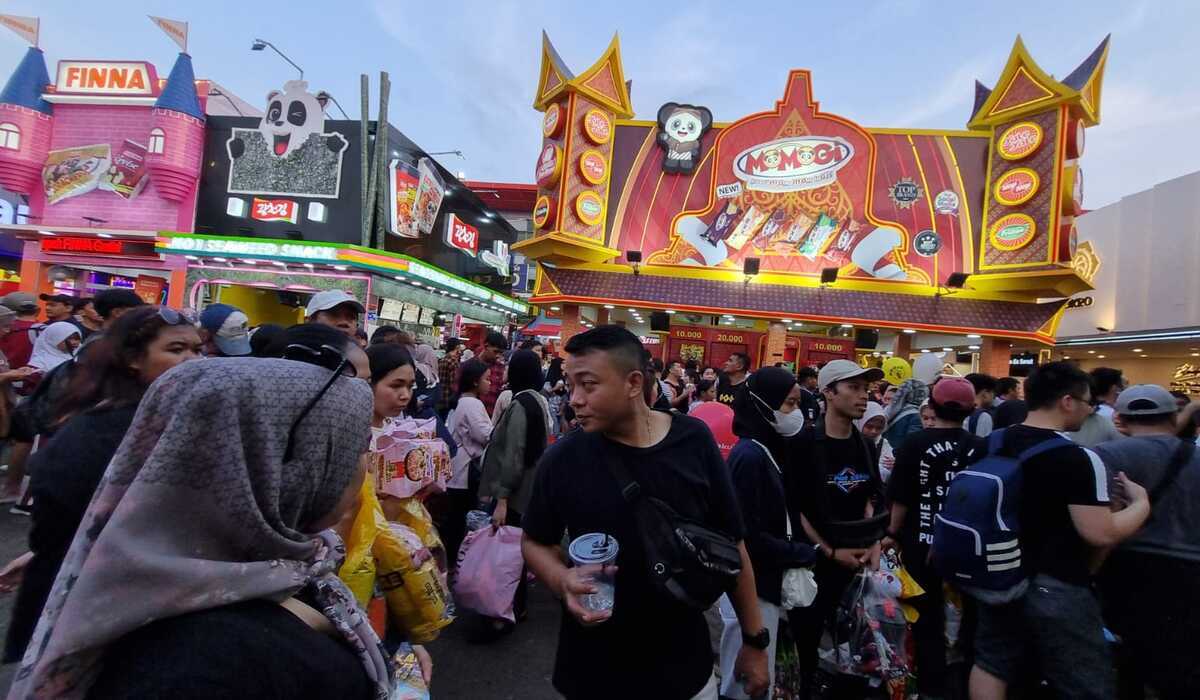 Ribuan warga mengunjungi Pekan Raya Jakarta (PRJ) atau Jakarta Fair 2024 di Kemayoran, Jakarta.