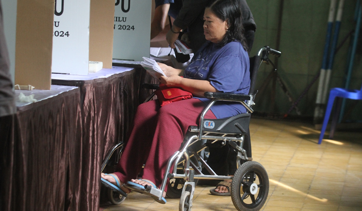 Pemilih disabilitas mencoblos di bilik suara saat Pemungutan Suara Ulang (PSU) 
