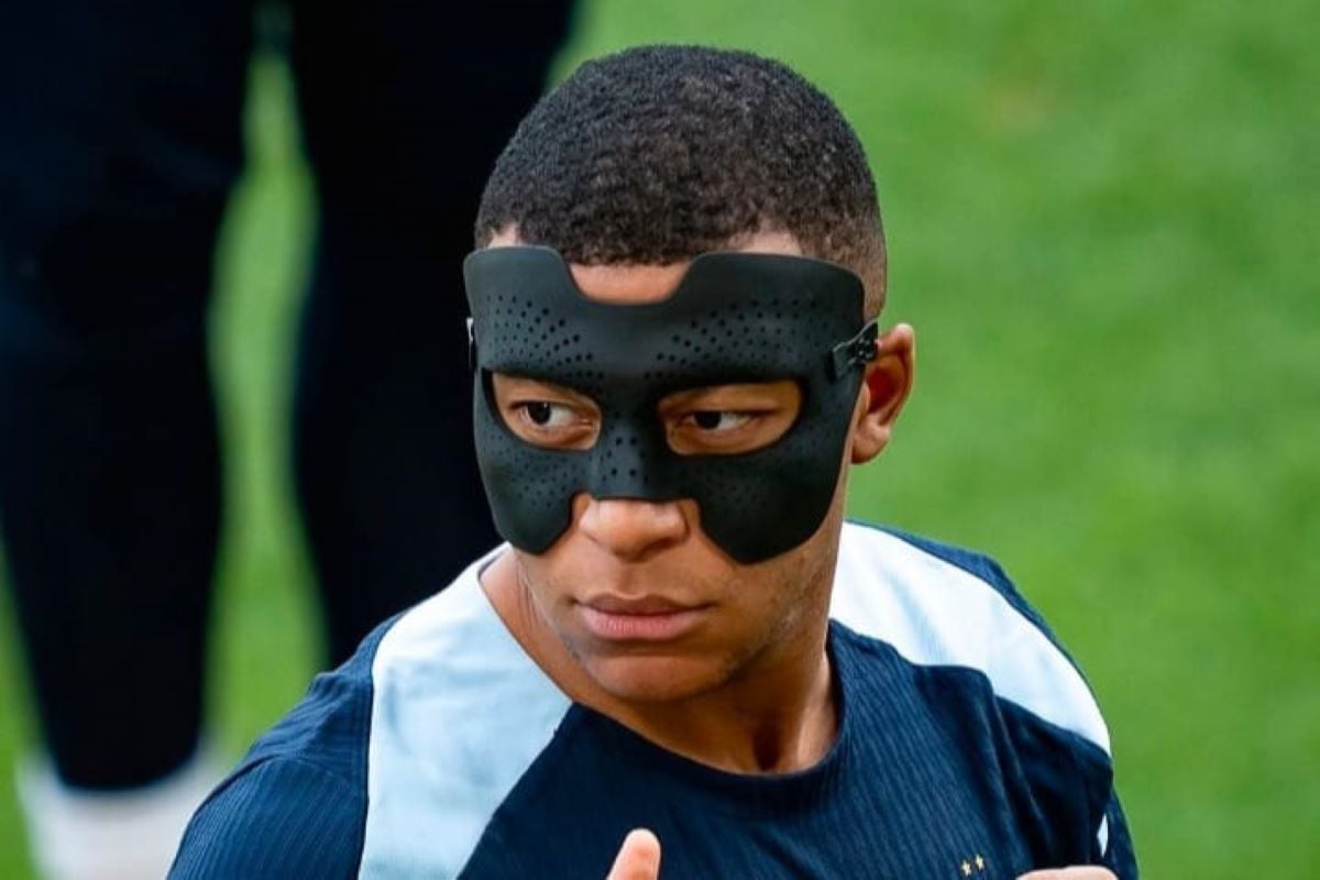 Kylian Mbappe mengenakan topeng untuk melindungi hidungnya.