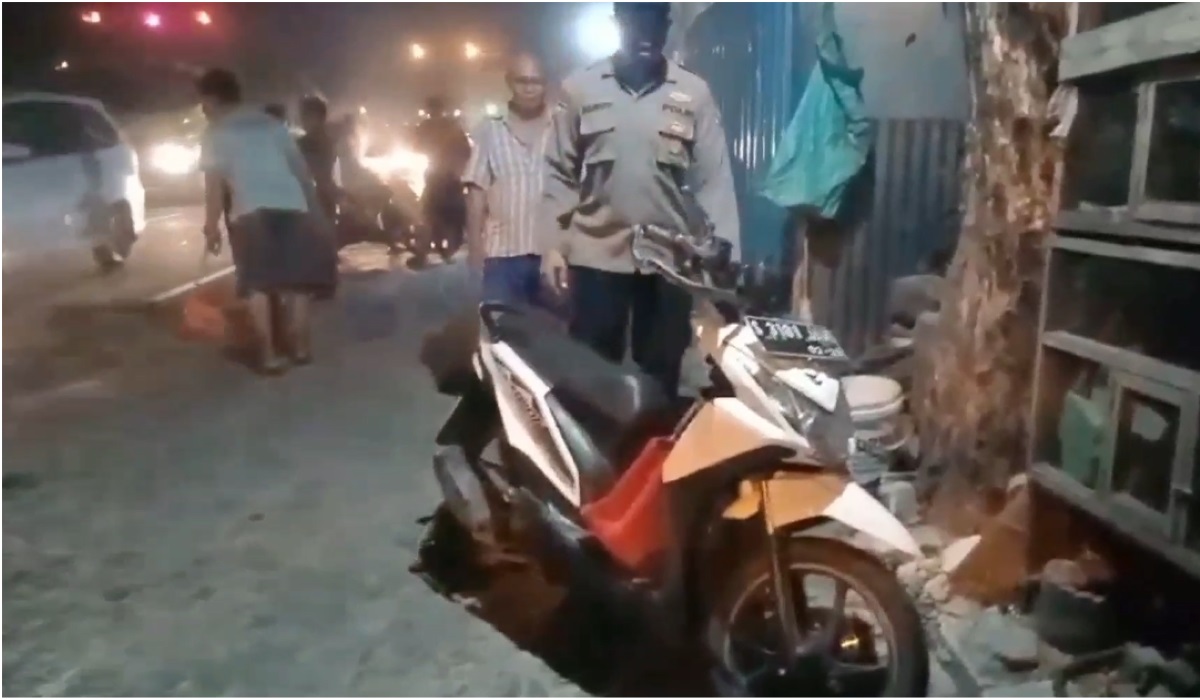 Sepeda motor korban.