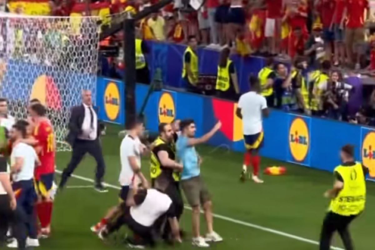 Alvaro Morata ditekel petugas keamanan.