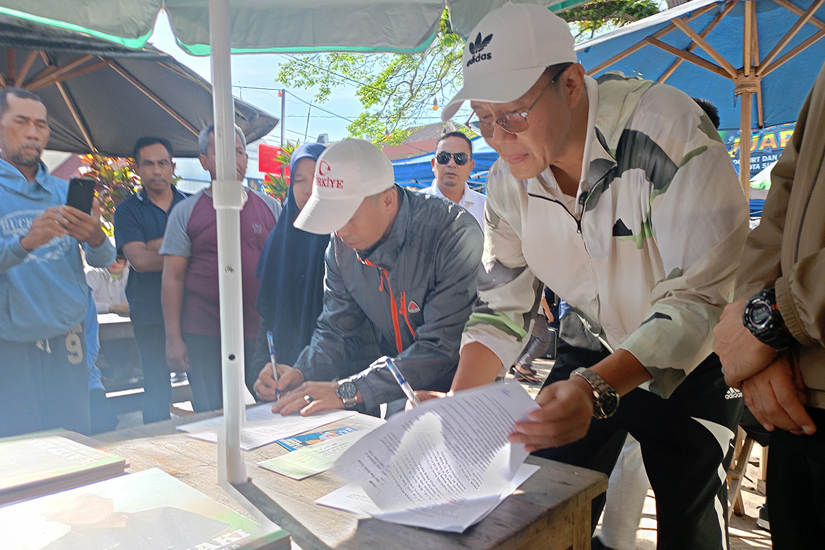 Ayep Zaki (kanan) menandatangani perjanjian kerja sama dana abadi untuk atasi persoalan kemiskinan.
