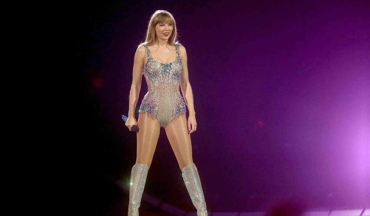 Penyanyi Taylor Swift dalam konser Eras Tour.