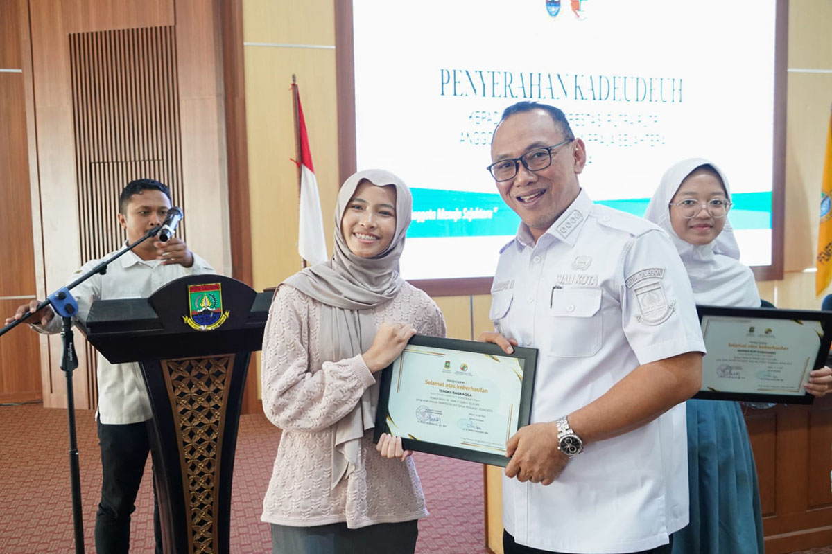 Wali Kota Cilegon Helldy Agustian (kedua dari kanan) menyerahkan kadeudeuh bagi 188 pelajar berprestasi.