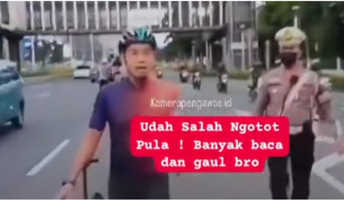 Pesepeda yang berdebat dengan polantas.