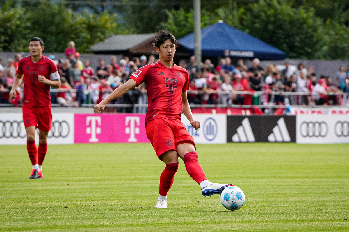 Bek baru Bayern Munchen Hiroki Ito langsung mengalami cedera patah kaki saat laga debutnya