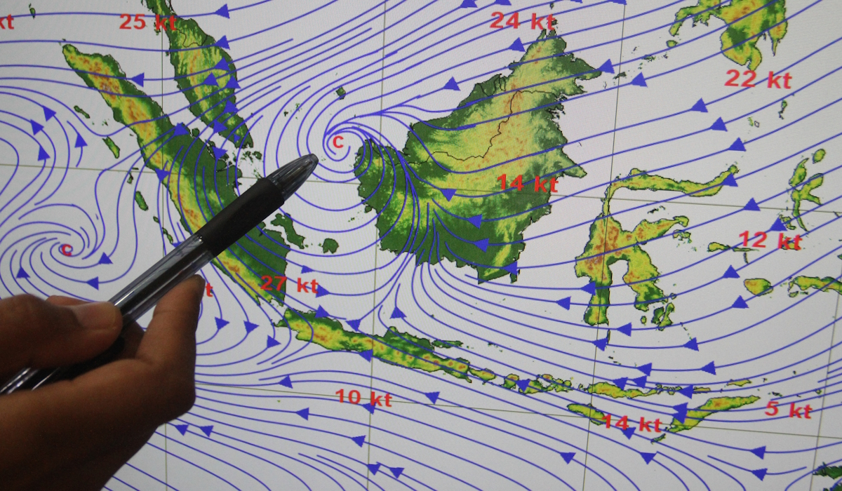 Petugas memantau pusaran siklonik melalui layar monitor di Stasiun Klimatologi Badan Meteorologi Dan Geofisika (BMKG) 