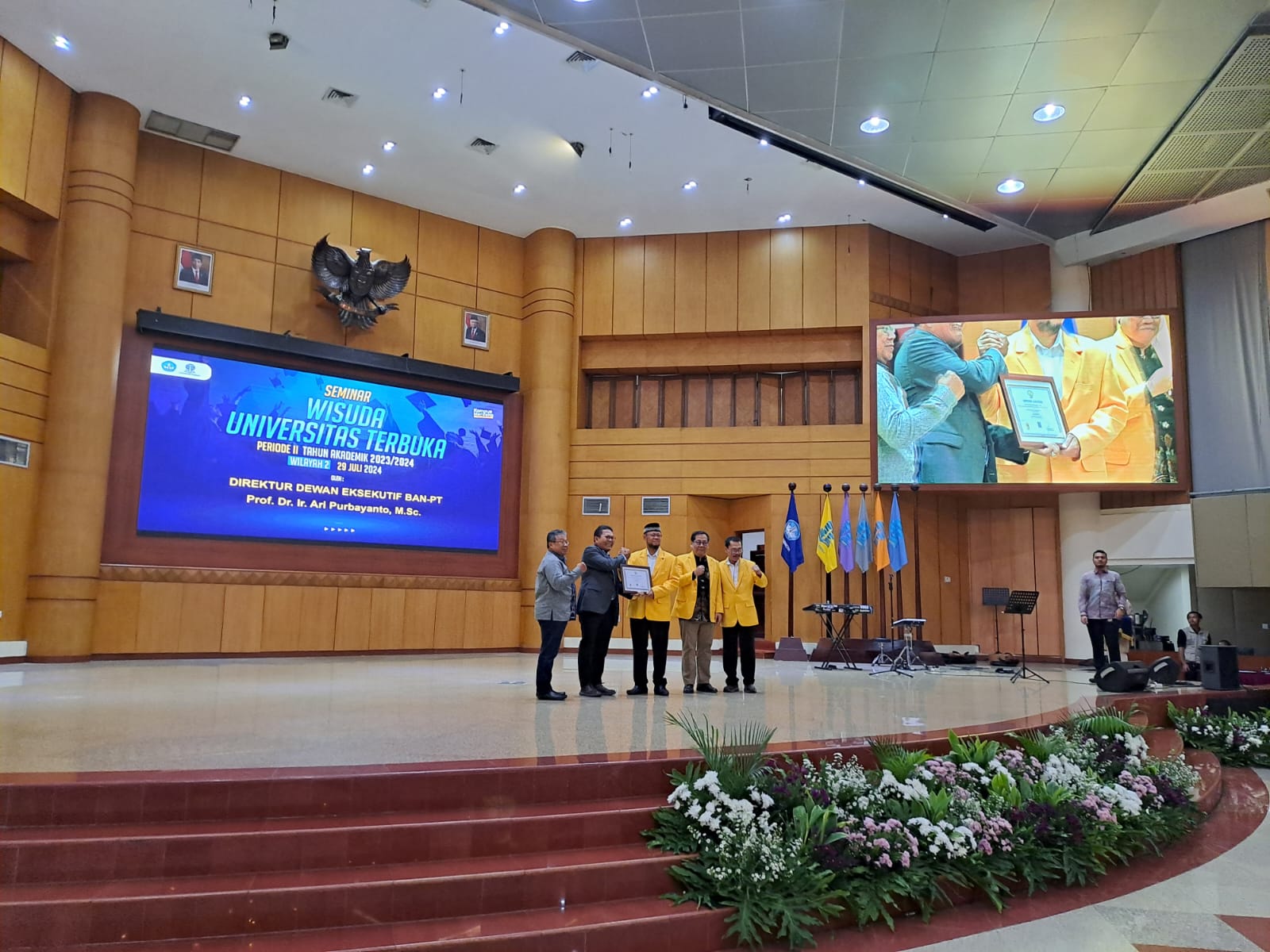 Penyerahan sertifikat akreditasi BAN-PT kepada UT