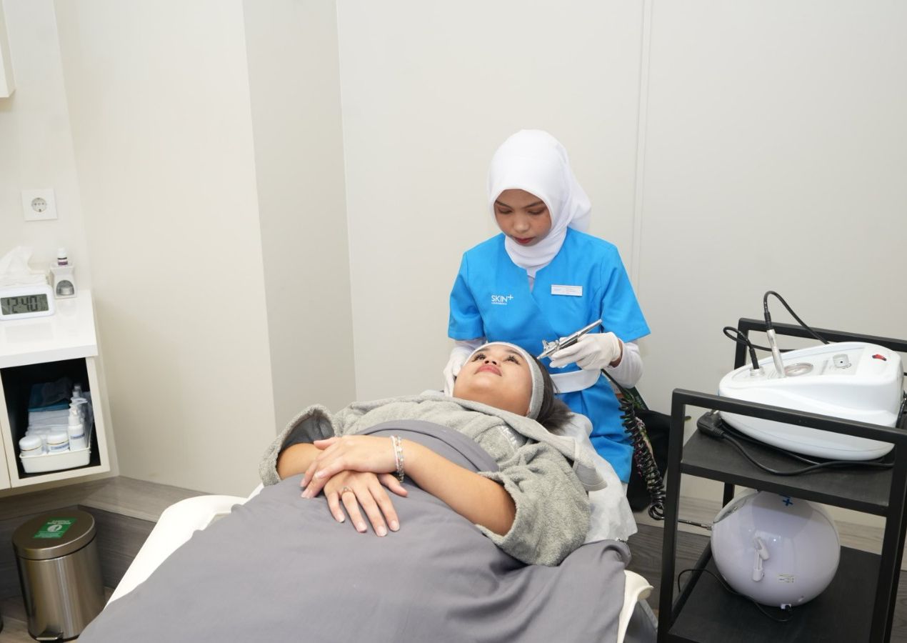 Perawatan rutin di klinik bermanfaat untuk mengatasi masalah kulit dan meningkatkan kesehatannya. 