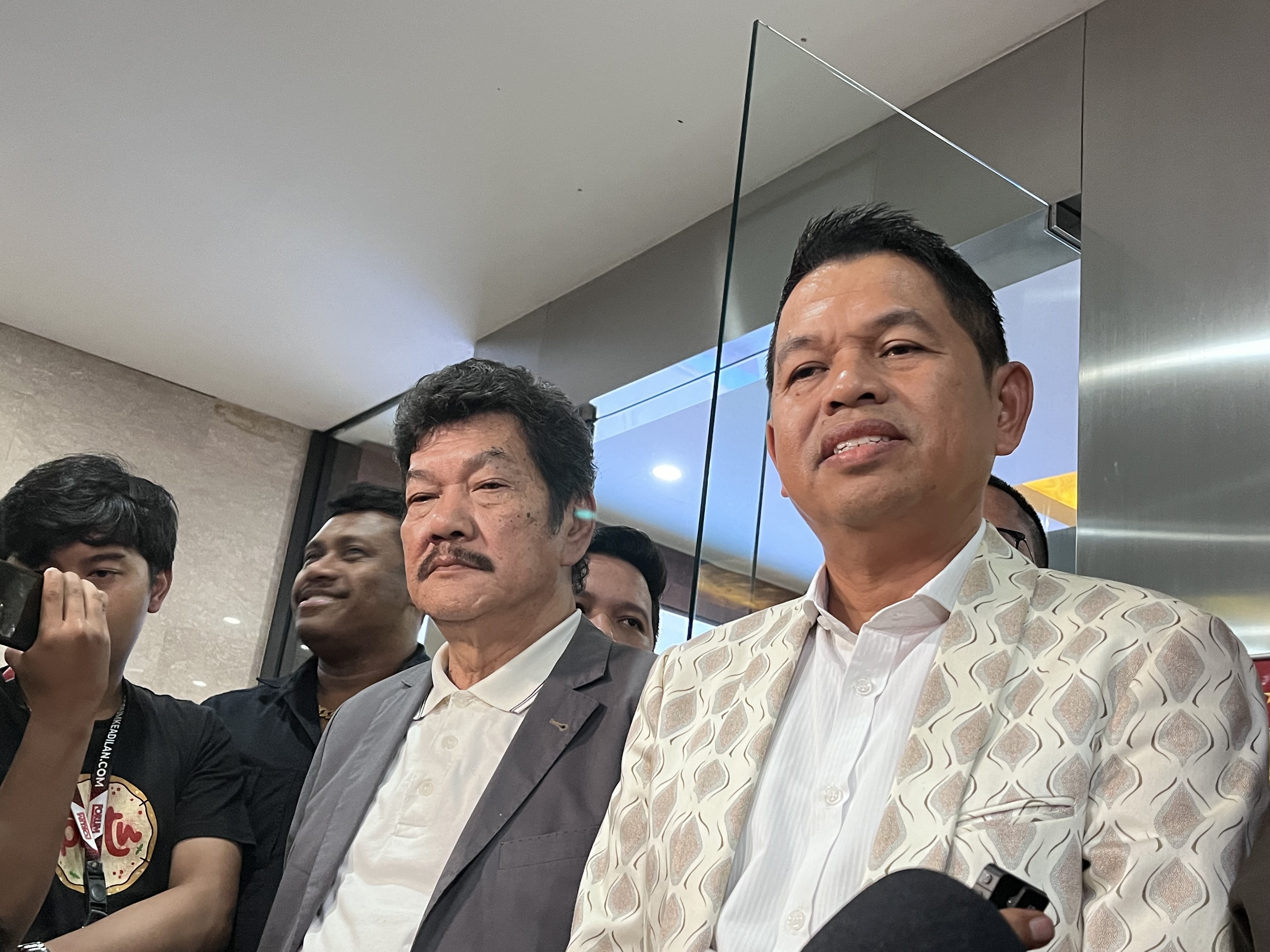 Kuasa hukum 7 terpidana kasus Vina Cirebon bersama mantan Bupati Purwakarta Dedi Mulyadi