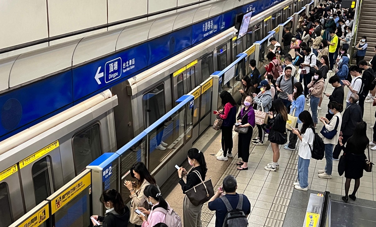 Sebuah survei pemerintah di Jepang menemukan satu dari sepuluh pemuda telah mengalami pelecehan di kereta 