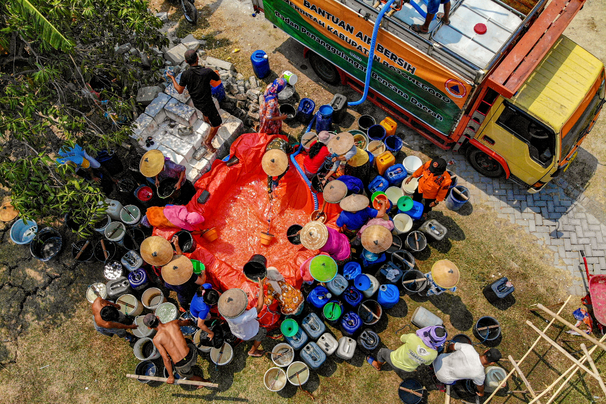 sejumlah warga mengisi air bersih ke dalam jeriken saat pendistribusian bantuan air bersih oleh BPBD di Bojonegoro, Jawa Timur