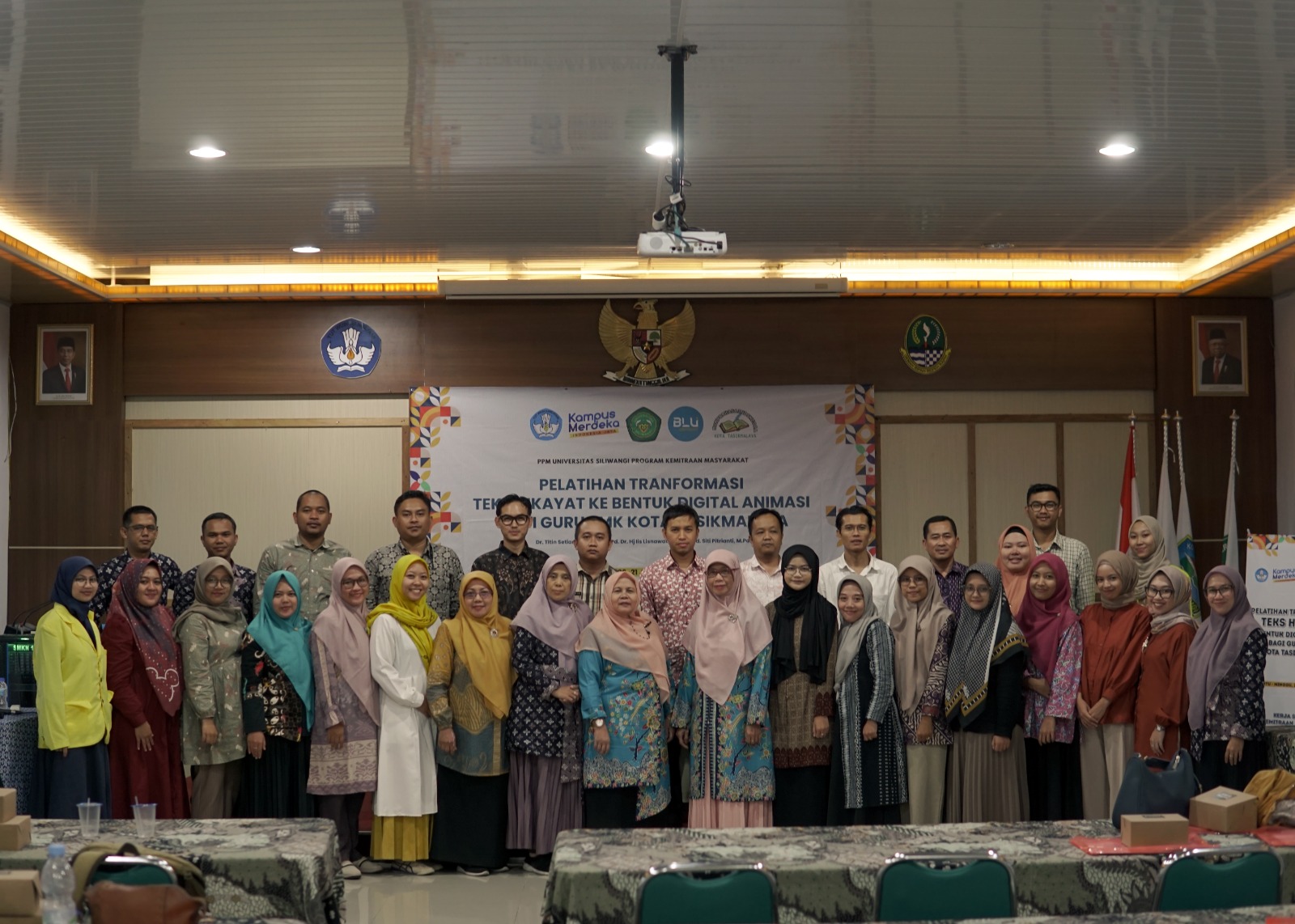 Tim Dosen Unsil Tasikmalaya bersama para guru Bahasa Indonesia SMK yang mengikuti pelatihan transformasi digital.  