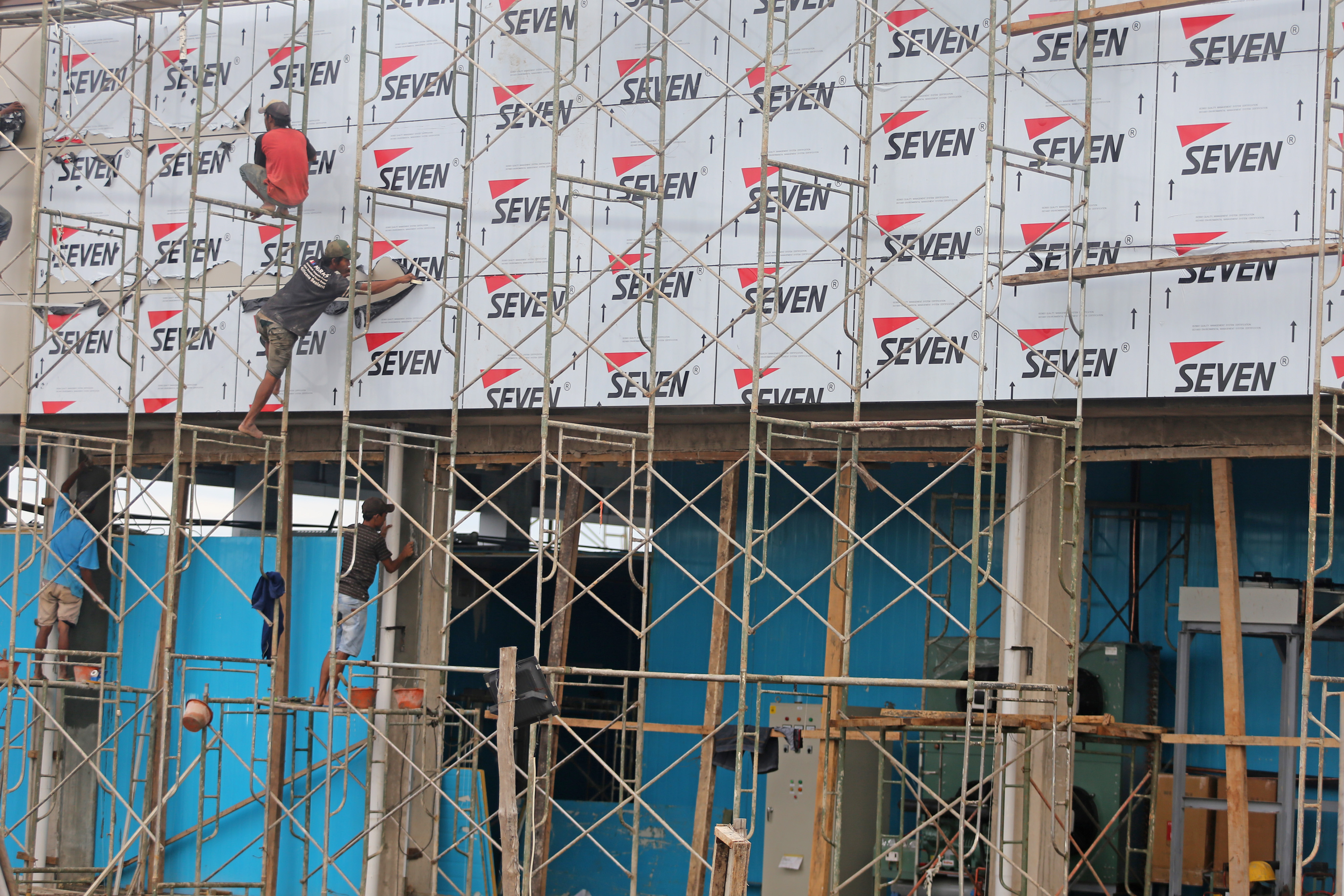 kerja menyelesaikan pembangunan gudang beku di pelabuhan perikanan Karangsong, Indramayu, Jawa Barat.