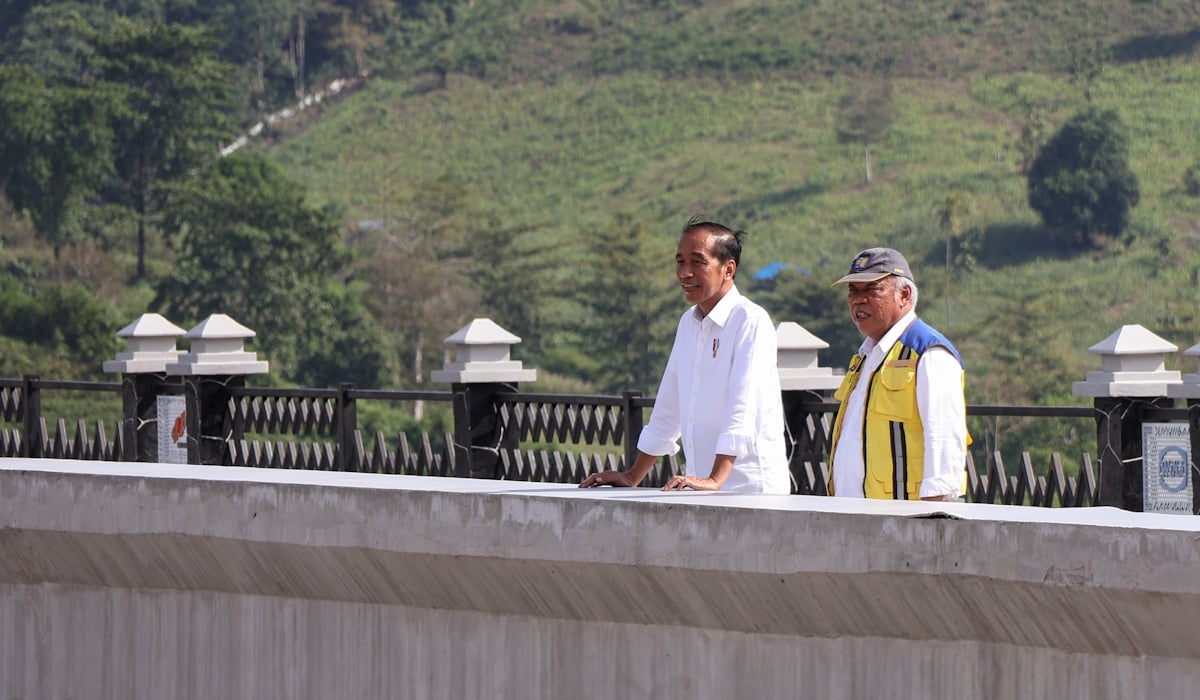 Presiden Joko Widodo (kiri) didampingi Menteri PUPR Basuki Hadimuljono (kanan) saat meninjau Bendungan Pamukkulu 