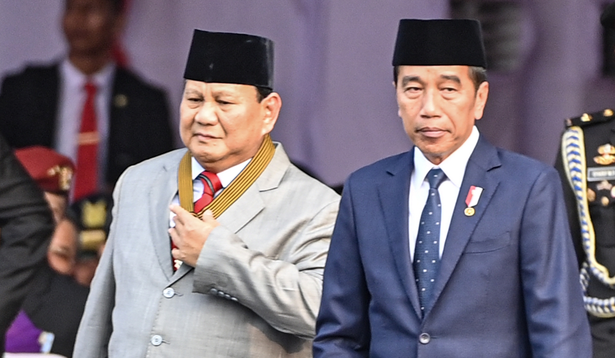 Presiden Joko Widodo (kanan) berjalan bersama Menteri Pertahanan sekaligus Presiden Terpilih Prabowo Subianto (kiri)