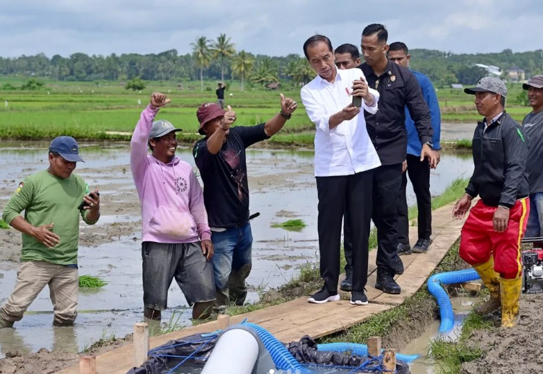 Presiden Joko Widodo menyapa petani dan meninjau langsung pelaksanaan pemberian bantuan 300 unit pompa untuk pengairan
