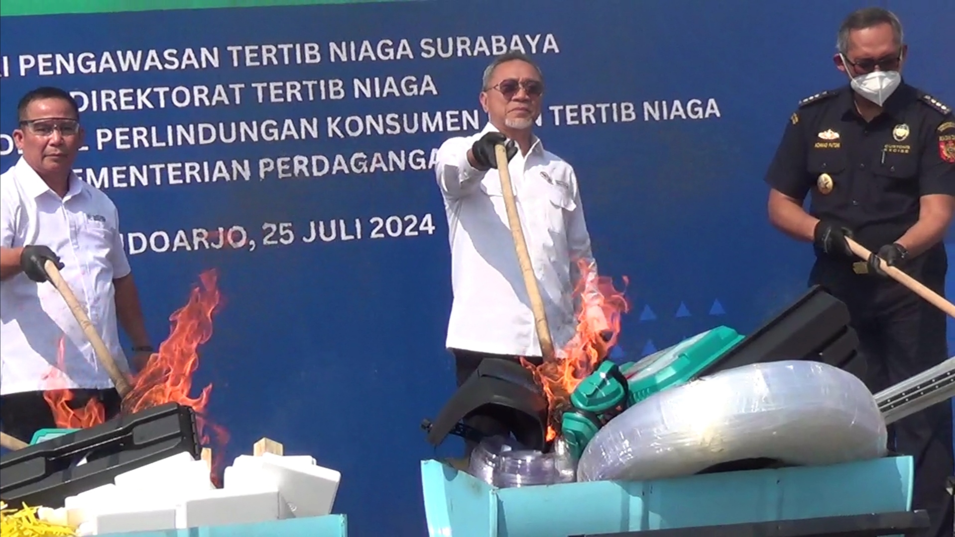 Mendag Zulkifli Hasan musnahkan barang impor ilegal