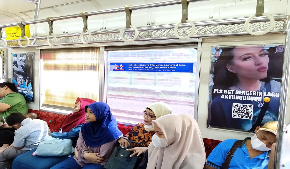Promosi single baru Kary Perry di KRL Commuter Line Rute Jabodetabek. 