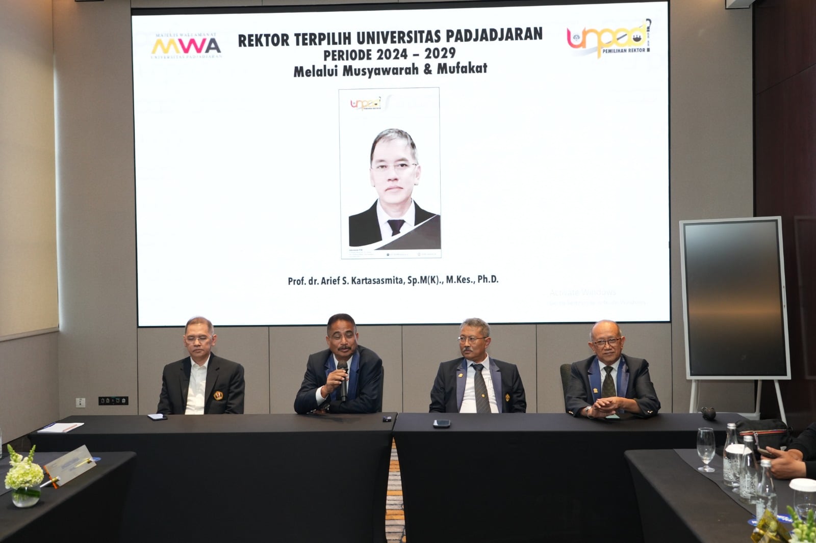 Ketua MWA Unpad Arief Yahya mengumumkan terpilihnya Rektor Unpad periode 2024-2029