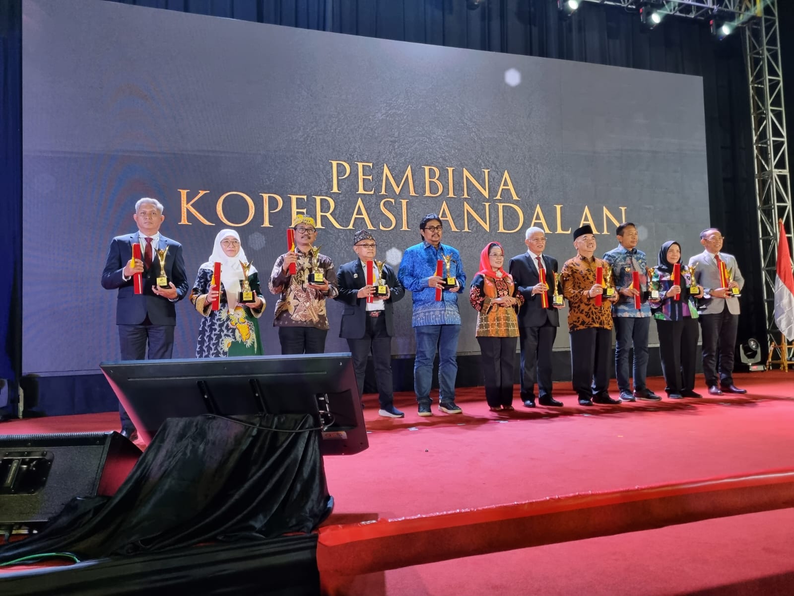 Penghargaan Pembina Koperasi Andalan yang diberikan oleh DEKOPIN