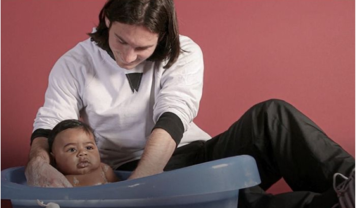 Foto Messi memandikan bayi Yamal.