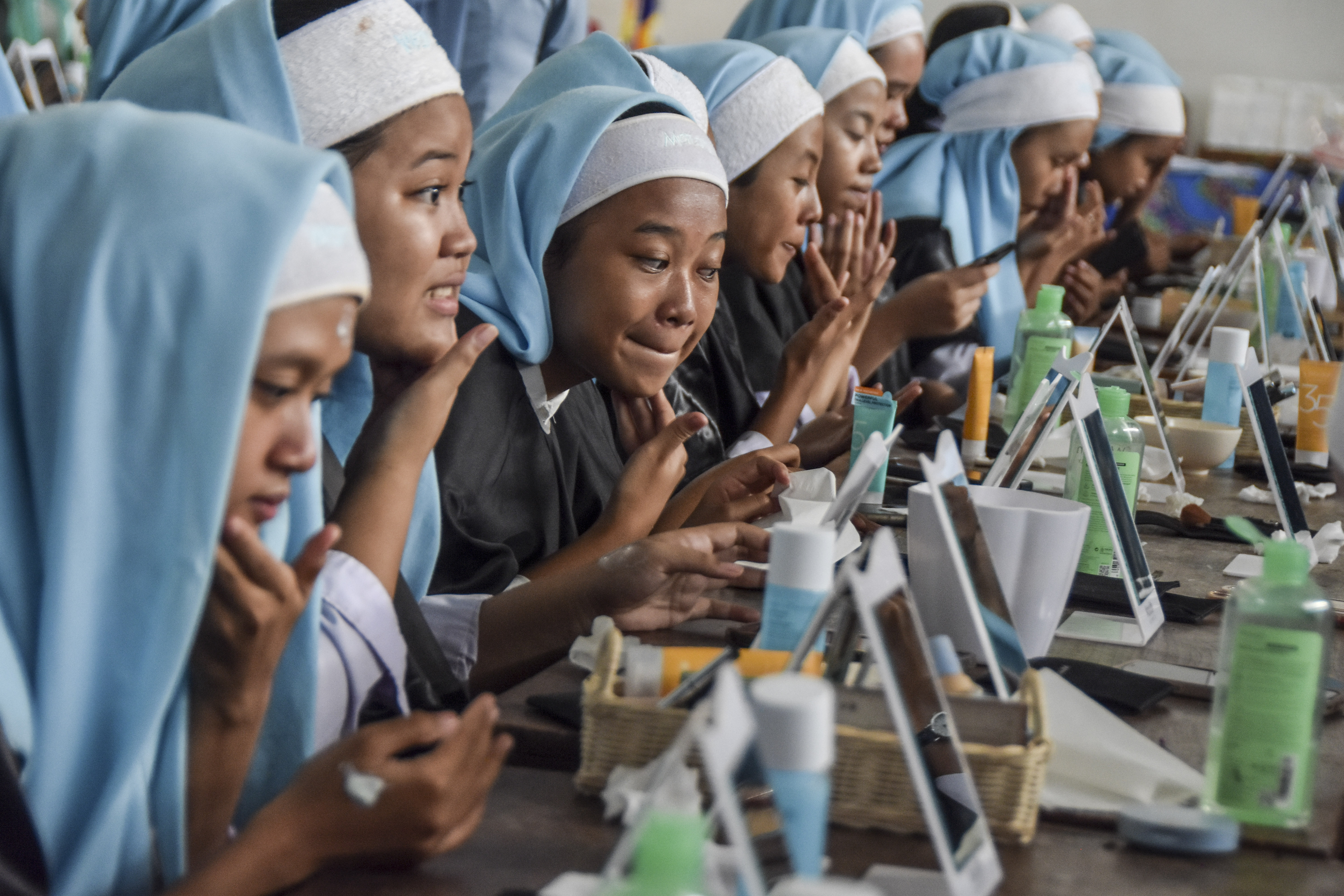 Sejumlah siswa mengikuti pelatihan tata rias pada Beauty and Handsome Class di SMK Negeri 1 Ciamis, Jawa Barat, Rabu (21/2/2024).