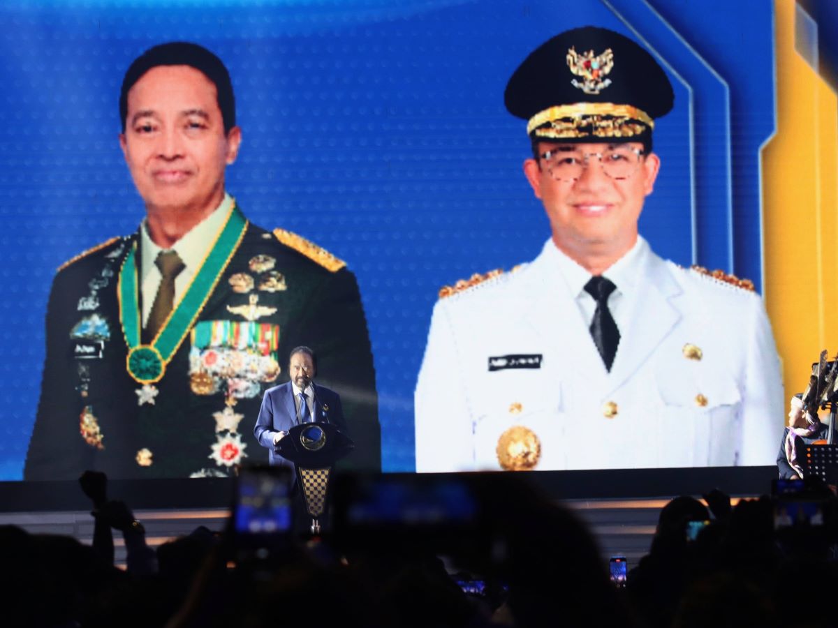 Ketua Umum Partai NasDem Surya Paloh dengan latar belakang Andika Perkasa dan Anies Baswedan.