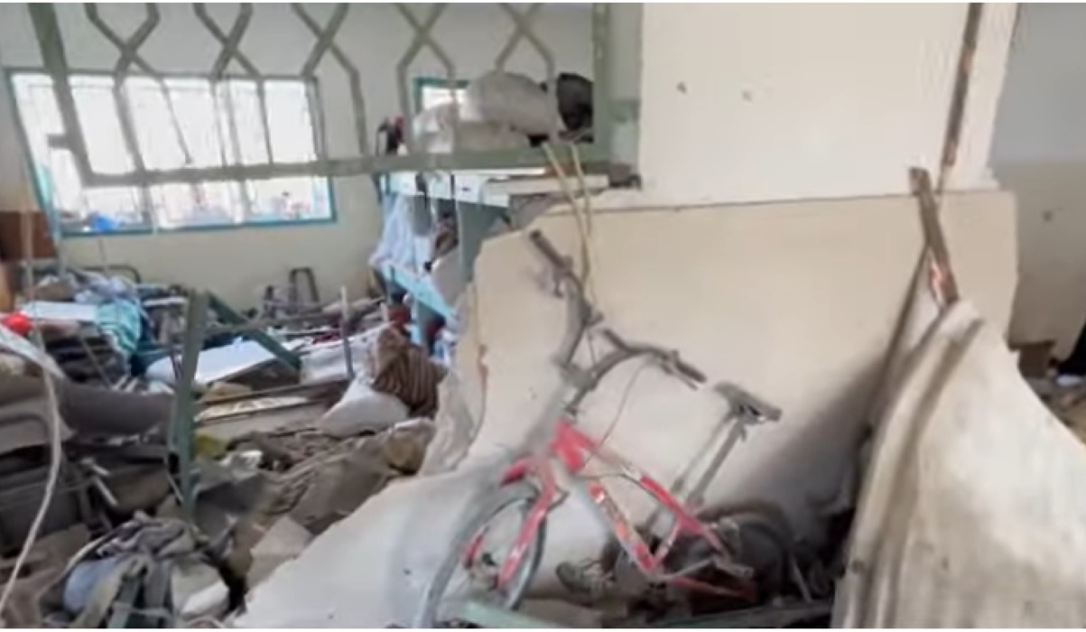 Militer Israel melancarkan serangan besar-besaran terhadap rumah sakit lapangan yang didirikan di suatu sekolah, Deir el-Balah.