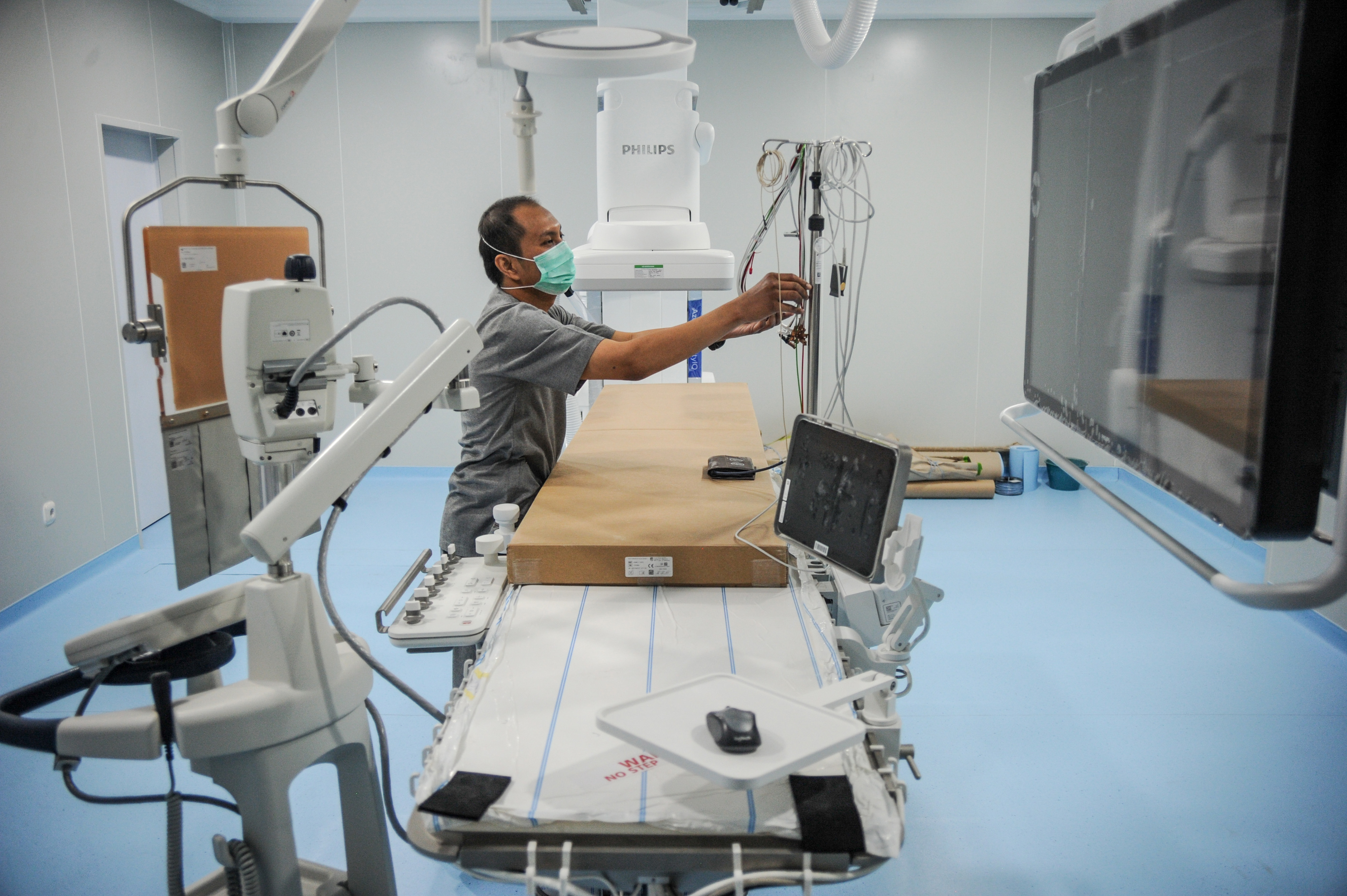 Seorang petugas menyiapkan alat pemeriksaan kesehatan di salah satu RSUD di Bandung. 