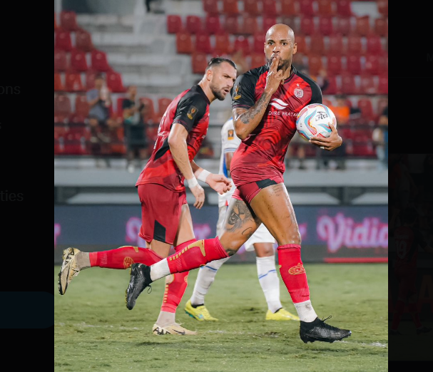 Gustvao Almeida (kanan) berselebrasi usai mencetak gol melawan Arema FC, Eabu (25/7)