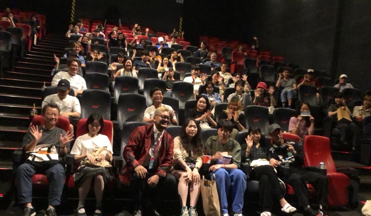 Sutradara Razka Robby Ertanto berada di tengah-tengah penonton Korsel yang menonton film Possession: Kerasukan.