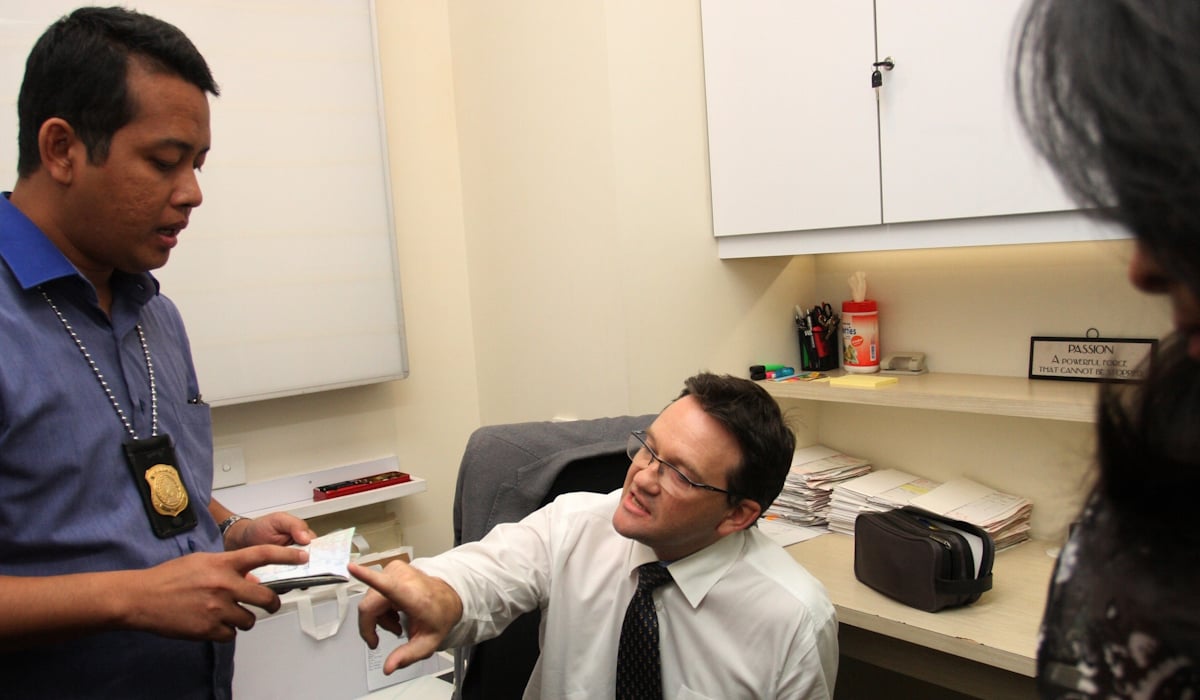 Petugas gabungan dari Imigrasi, dan Dinas Kesehatan Jakarta Selatan memeriksa dokumen tenaga medis asing 