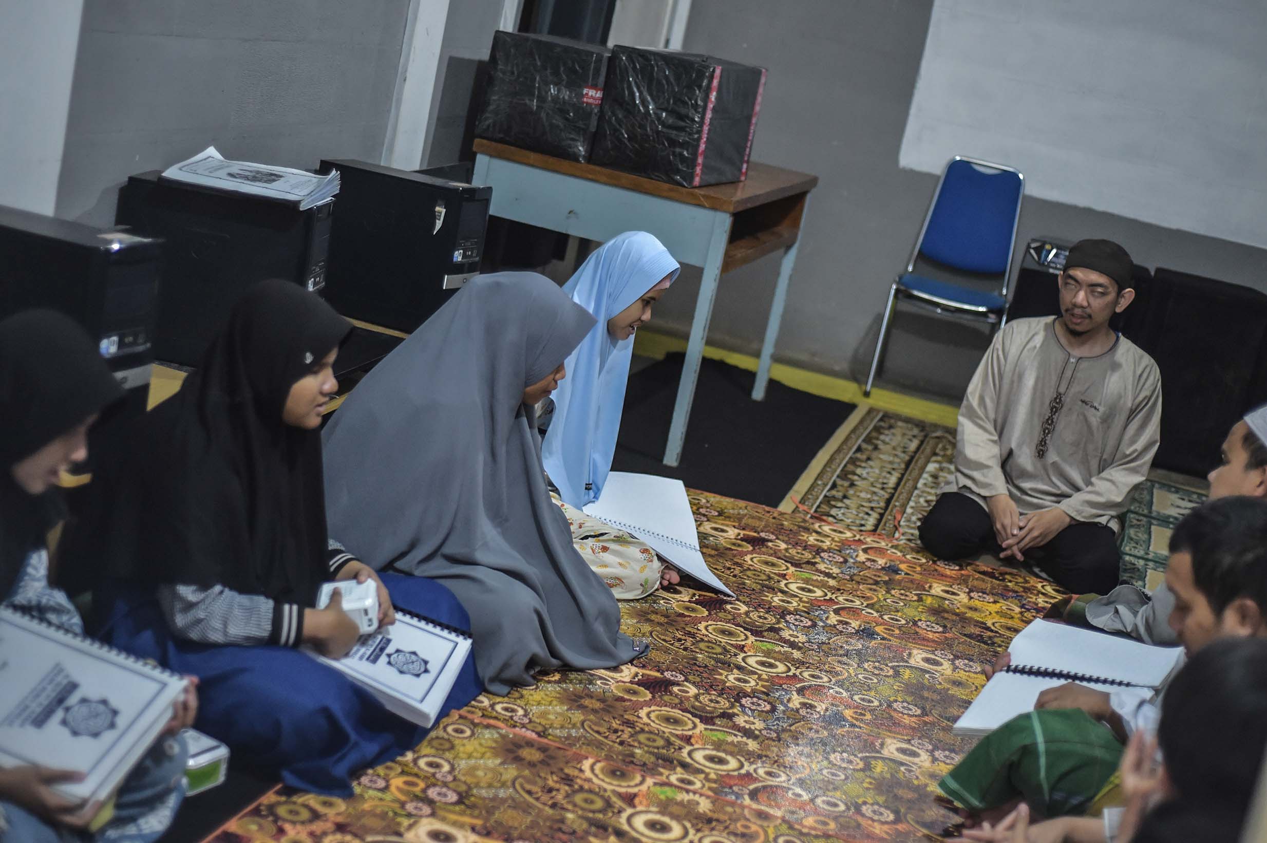Sejumlah santri di Kabupaten Bandung tengah membaca Alquran. 
