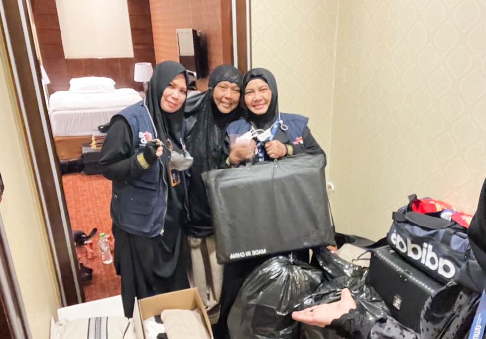 Srikandi Pos Indonesia melayani barang kiriman haji dari Tanah Suci ke Indonesia. 