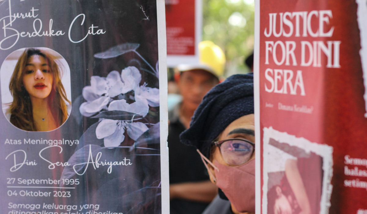 Poster dukungan terhadap mendiang Dini Sera yang dibawa saat aksi massa di depan PN Surabaya.