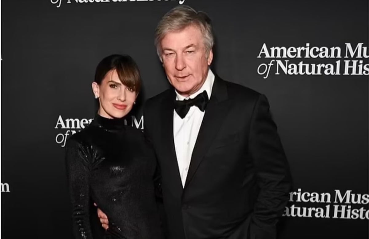 Hilaria Baldwin mendampingi suaminya, Alec Baldwin, saat persidangan atas tuduhan pembunuhan tak disengaja dimulai di Santa Fe, New Mexico. 