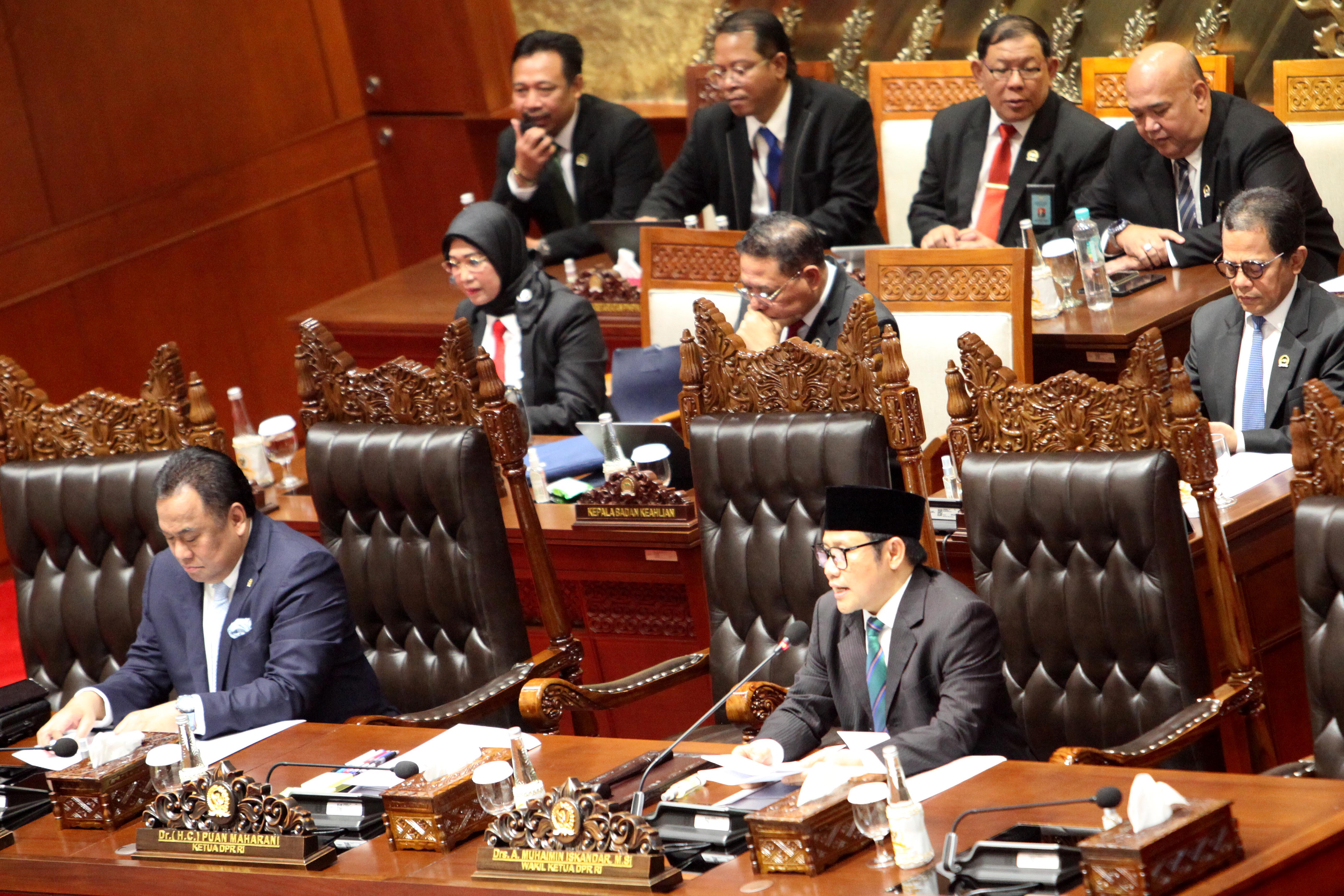 Wakil Ketua DPR Muhaimin Iskandar (kanan) didampingi Rachmat Gobel memimpin rapat paripurna masa persidangan V 2023-2024,  Selasa (9/7/2024)